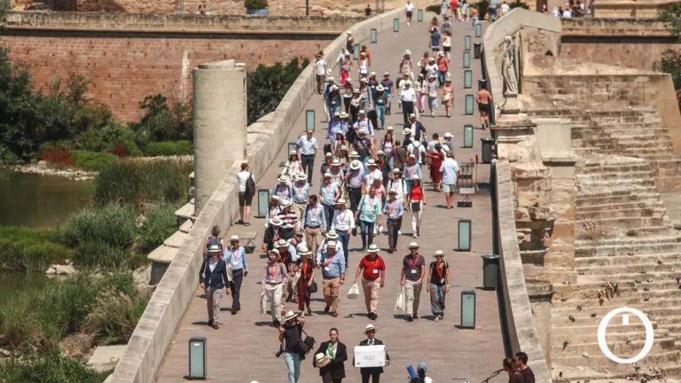 turistas-puente-romano-cordoba